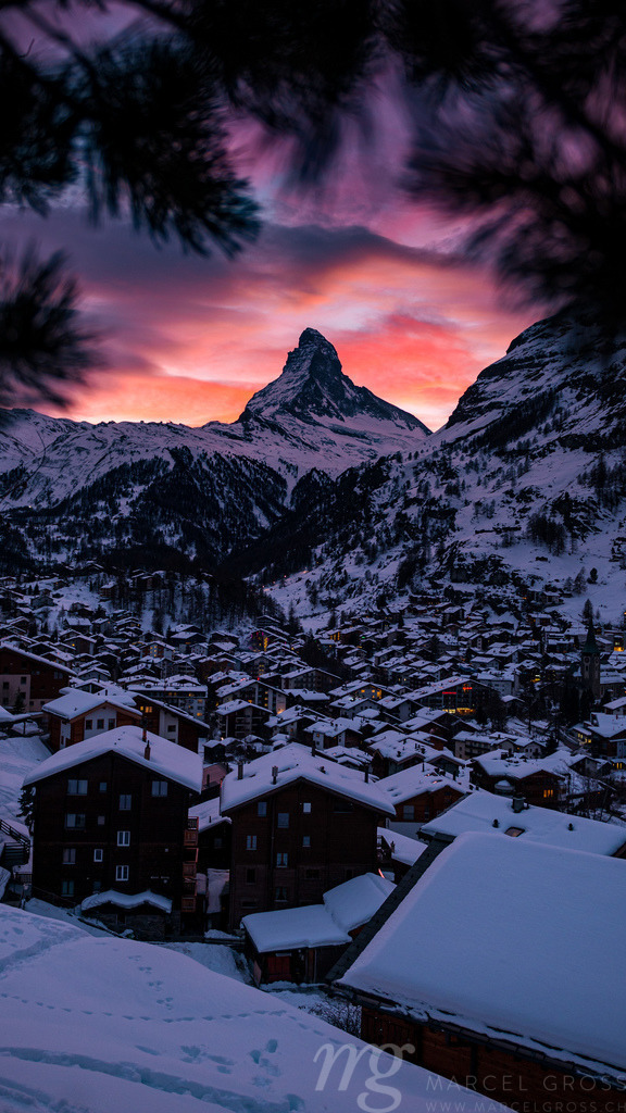 Zermatt and Matterhorn in Switzerland on a wonderful winter sunset | Die ideale Geschenkidee für Naturliebhaber. Naturbilder von Marcel Gross Photography für ihr Zuhause in den verschiedensten Formaten und Materialien. - Realisiert mit Pictrs.com