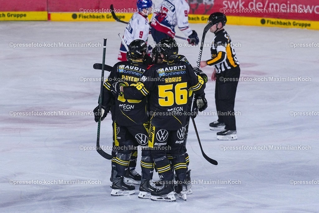 xYDRx16012601005 | 16.01.2026, xydrx, Eishockey, DEL2, Krefeld Pinguine - EHC Freiburg, Yayla-Arena Krefeld : Torjubel nach dem Tor zum 1:0 für die Krefeld Pinguine durch Torschütze Zack Dybowski (Krefeld Pinguine #44) zusammen mit Adam Payerl (Krefeld Pinguine #90) und Leonhard Korus (Krefeld Pinguine #56)Photo: xYannisxDreimannxPressefotoKochx
