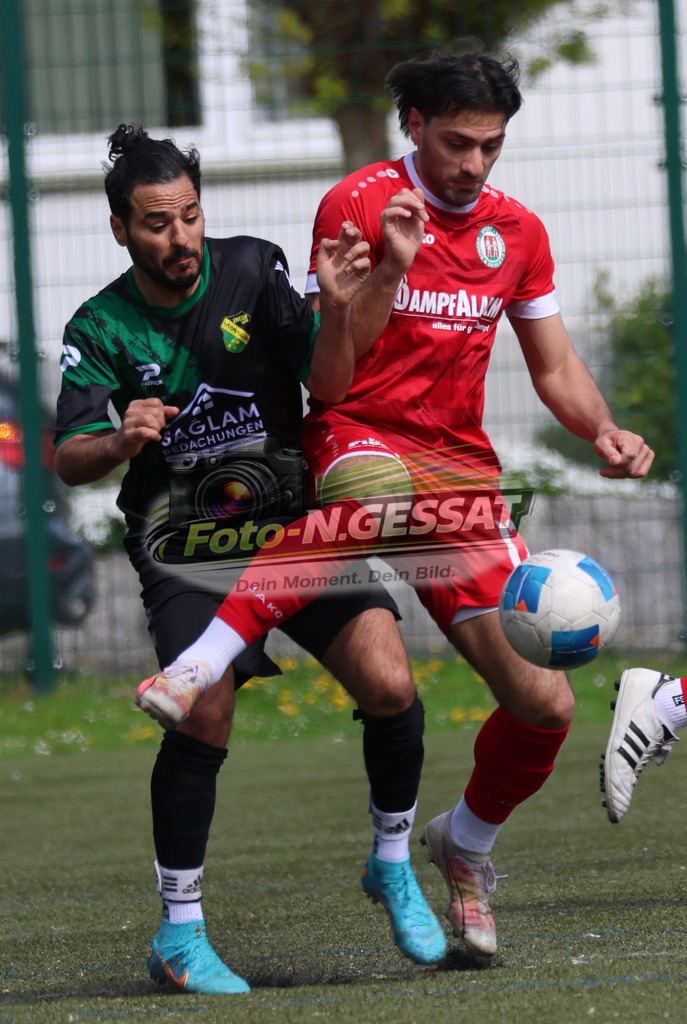 Bünder SV - SC Enger | Auf dem Bild zu sehen: rot Bünder SV: Batuhan Kaymak ; schwarz SC Enger: Jack Aygül Bünder SV, SC Enger, Saison 25/26, Kreisliga A, Bünde, Deutschland - Realisiert mit Pictrs.com