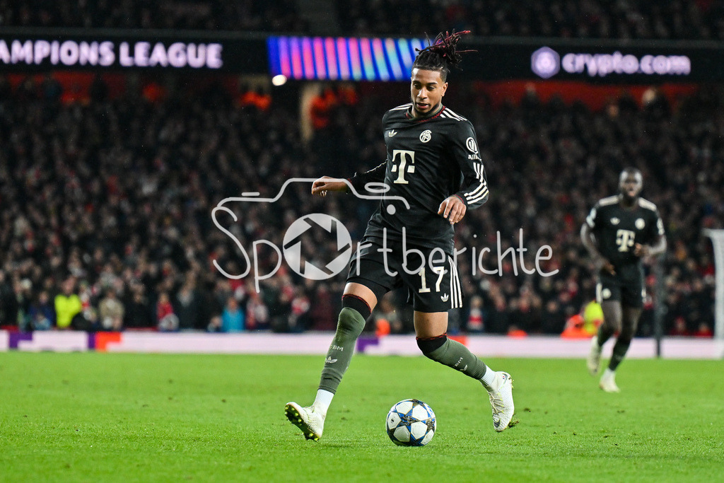 Arsenal FC - FC Bayern München | LONDON, ENGLAND - 26. NOVEMBER: am Ball Michael OLISE (FC Bayern Munich 17) / Einzelfoto / Freisteller beim Ligaspiel zwischen Arsenal London und dem FC Bayern München am 5. Spieltag der UEFA Champions League im Emirates Stadium am 26.11.2025