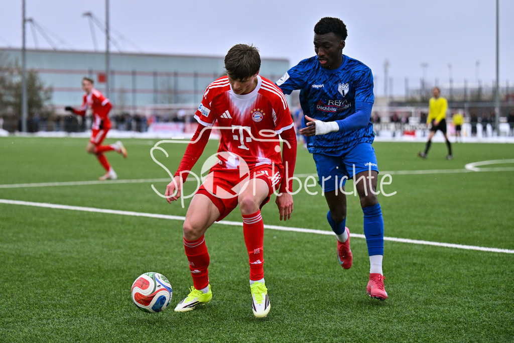 FC Bayern Amateure - SGV Freiberg Fussball | MUNICH, GERMANY - 29. JANUARY: im Duell Magnus DALPIAZ (FC Bayern München II 12) und Abou Dramane BALLO (SGV Freiberg 27) während dem Testspiel zwischen den Amateuren des FC Bayern und dem SGV Freiberg Fussball am FC Bayern Campus