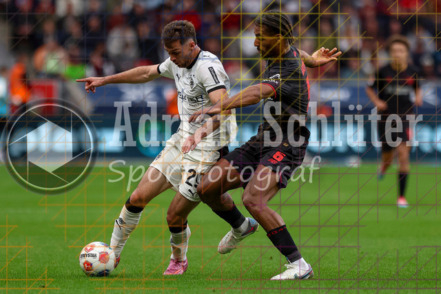 Bayer 04 Leverkusen vs Borussia Mönchengladbach - Bundesliga  | Leverkusen, Deutschland, 21.09.25:   Joseph Michael Scally (Borussia Mönchengladbach) und Loic Bade (Bayer 04 Leverkusen) im Kampf um den Ball waehrend des Spiels der Bundesliga zwischen  Bayer 04 Leverkusen vs Borussia Mönchengladbach in der BayArena(Foto von Brauer-Fotoagentur / Adrian Schlueter)
