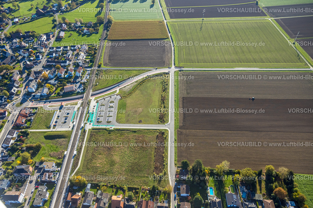 Hamm251001585 | Luftbild, Haltepunkt Westtünnen am Südfeldweg und Von-Thünen-Straße für den künftigen Bahnhaltepunkt, neuer Kreisverkehr Von-Thünen-Straße, Bahnlinie mit Eisenbahnbrücke, Stadtbezirk Rhynern, Hamm, Ruhrgebiet, Nordrhein-Westfalen, Deutschland