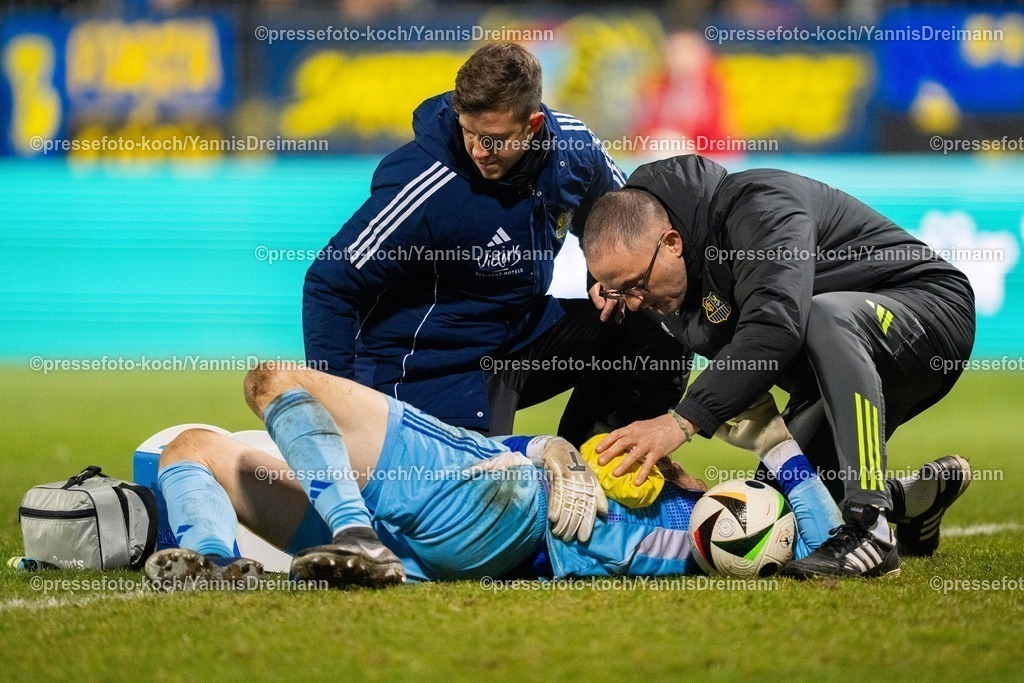 xYDR2802250101075 | 28.02.2025, xydrx, Fußball, Viktoria Köln - 1.FC Saarbrücken, 3.Liga, Sportpark Höhenberg, Saison 2024 2025: Phillip Menzel (1.FC Saarbrücken #13) liegt mit Schmerzen auf dem Spielfeld und muss medizinisch behandelt werden. DFB regulations prohibit any use of photographs as image sequences and or quasi-video.