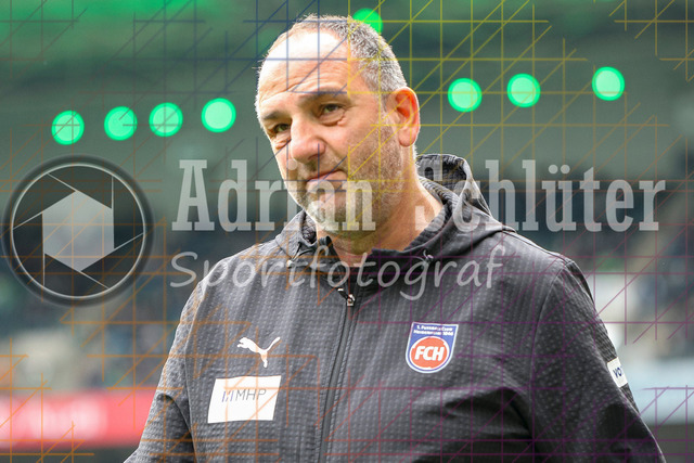 04.04.2026, GER, Fussball, Herren, 1. BL, Saison 2025/2026, Borussia Mönchengladbach - 1. FC Heidenheim | Trainer Frank Schmidt (Heidenheim) schaut 