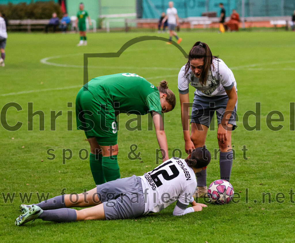2023-10-07_054_FC_Forstern_gegen_TSV_Schwaben_Augsburg | Forstern, Deutschland, 07.10.2023:
Fußball, Frauen Bayernliga 2023 / 2024, 6. Spieltag, FC Forstern gegen TSV Schwaben Augsburg, Endergebnis: 1:6

Franziska Stimmer (FC Forstern, #9), Diana Birkle (TSV Schwaben Augsburg, #12), Carina Bauch (TSV Schwaben Augsburg, #18)

Foto: Christian Riedel / fotografie-riedel.net