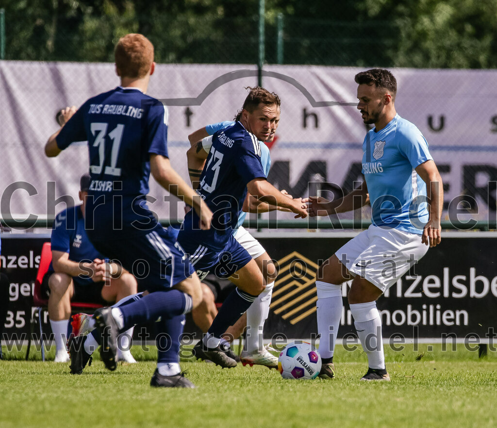 2023-08-26_013_FC_Langengeisling_gegen_TuS_Raubling | Erding, Deutschland, 26.08.2023:
Fußball, Bezirksliga Oberbayern Ost 2023 / 2024, 6. Spieltag, FC Langengeisling gegen TuS Raubling, Endergebnis: 2:0

Dominic Reisner (TuS Raubling, #31), Maximilian Hintermaier (FC Langengeisling, #13)

Foto: Christian Riedel / fotografie-riedel.net