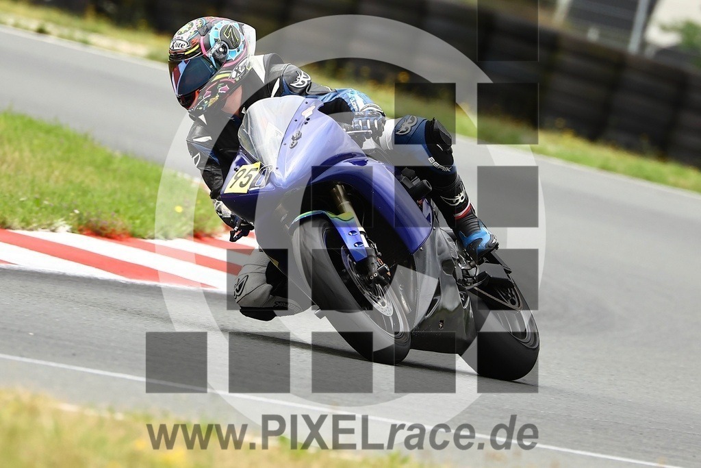 0950-20250722_13113 | Schöne Erinnerungen an spannende Momente - das festzuhalten ist unser Job. PIXELrace.de ist seit 2003 auf den Rennstrecken Europas unterwegs um die Action draußen beim Fahren und die wunderbare Stimmung imm Fahrerlager für euch einzufangen.