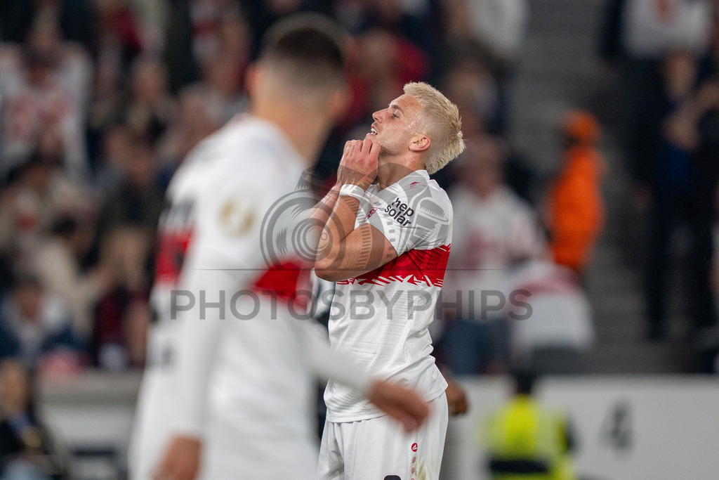 VfB Stuttgart vs. SC Freiburg, Fussball, DFB-Pokal, Halbfinale, 23.04.2026 | Ermedin Demirovic (VfB Stuttgart, #09) fassungslos nach seiner vergebenen Riesengelegenheit/Großchance,VfB Stuttgart vs. SC Freiburg, Fussball, DFB-Pokal, Halbfinale, 23.04.2026DFB regulations prohibit any use of photographs as image sequences and/or quasi-video