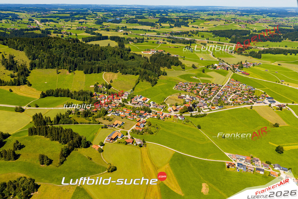 Luftaufnahme der Stadt Eisenberg - Die Luftaufnahme wurde 2025 vom UL-Flugzeug heraus erstellt ( keine Drohne ) - Hochauflösende Luftaufnahme - für professionelle Ausdrucke geeignet. Die Geschenkidee !Mit Lizenz und Bildrechte bestellbar