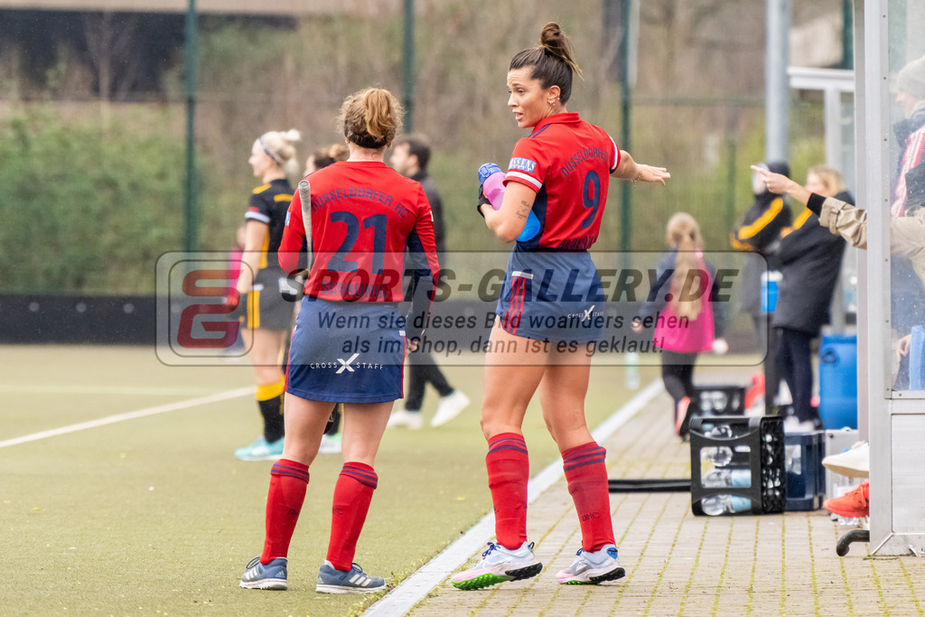 HK_20230401_106597 | 1. Bundesliga Damen Düsseldorfer HC - Harvestehuder THC  am 1.4.2023 DHC Düsseldorf, Düsseldorf , Maike Schaunig ( Düsseldorfer HC #21 ) , Agustina Albertarrio ( Düsseldorfer HC #9 )
