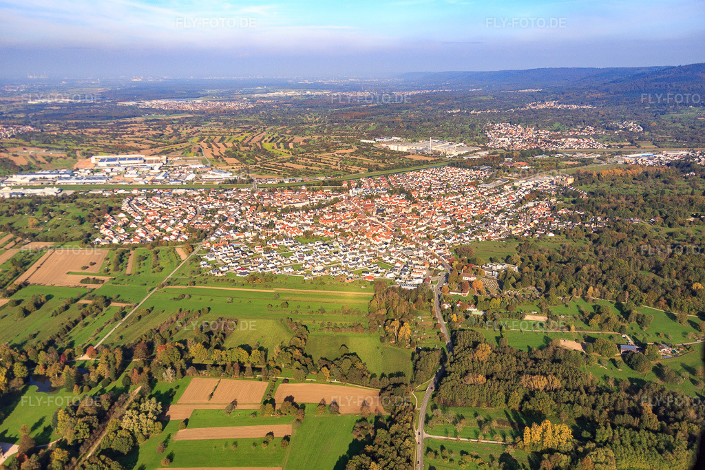 Luftbild: Ortsansicht von Westen in Kuppenheim im Bundesland Baden-Württemberg in Deutschland. Foto: IMG_075290.jpg vom 26.10.2014 durch Werner Riehm/FLY-FOTO.deAuflösung des Originals: 5472 x 3648 px