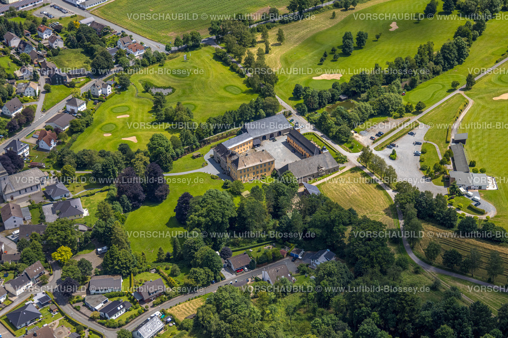 Sundern240708921 | Luftbild, Schloss Haus Amecke, Veranstaltungen und Events, umgeben von grünen Wiesen und Feldern, Amecke, Sundern, Sauerland, Nordrhein-Westfalen, Deutschland