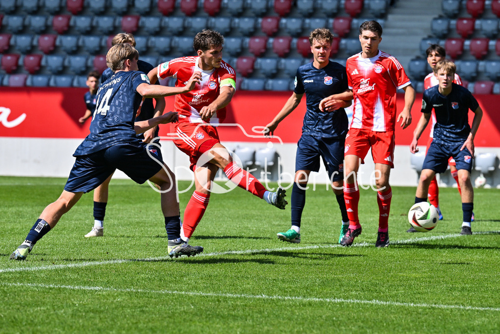 FC Bayern München U19 - SpVgg Unterhaching U19 | der Torschuss von Luis SCHÄFER (FCB #5) geht nicht rein / U19 DFB-Nachwuchsliga: FC Bayern München U19 - SpVgg Unterhaching U19; FC Bayern Campus am 10.08.2025