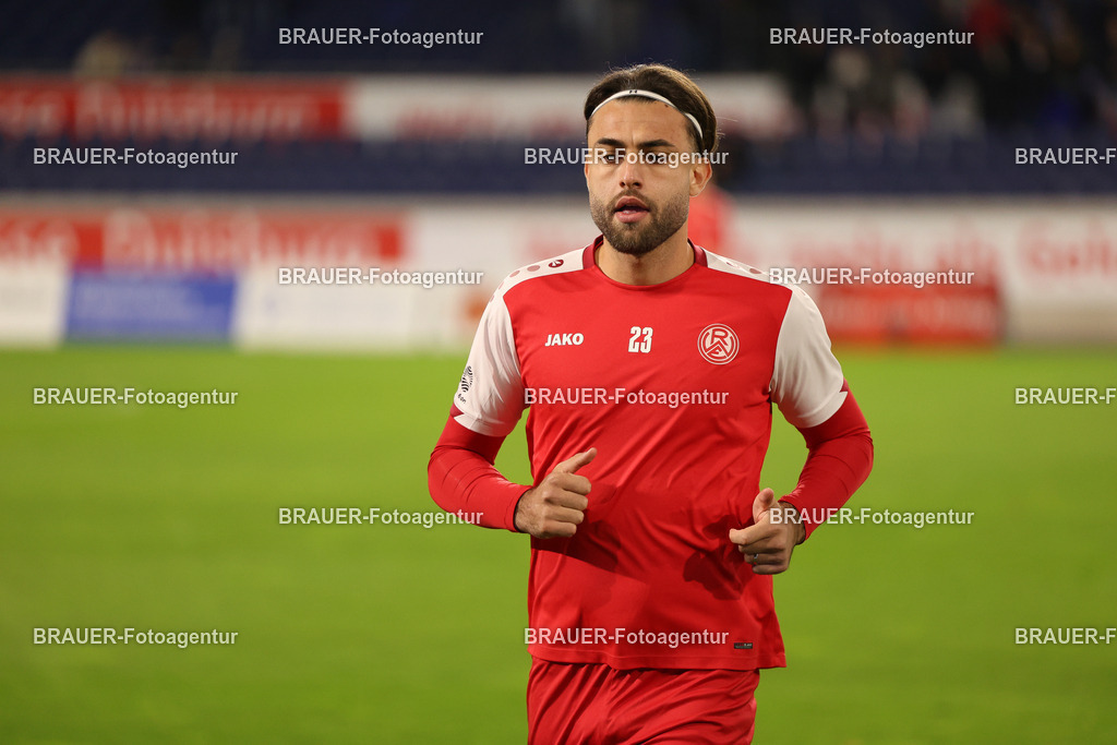 MSV Duisburg - Rot-Weiss Essen  | Duisburg, Deutschland, 26.10.2025 José-Enrique Ríos Alonso  (Rot-Weiss Essen) wärmt sich auf  während des 3.Liga Spiels zwischen MSV Duisburg und Rot-Weiss Essen in der Schauinsland-Reisen-Arena am 26.10.2025 in Duisburg (Foto von Timo Bluhmki-Schmidt/ Brauer Fotoagentur