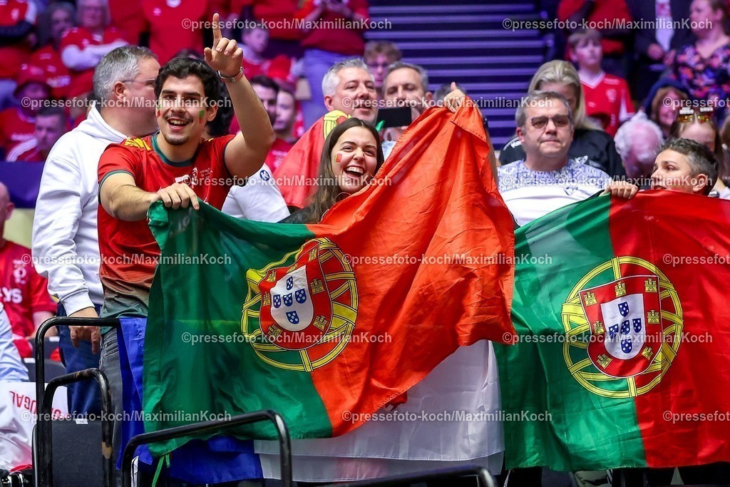 EHF20012602124 | 20.01.2026, Handball, Men's EHF EURO 2026, Dänemark - Portugal, Jyske Bank Boxen in Herning, Dänemark, Preliminary Round: Gute Stimmung bei den Fans Handballfans aus Portugal
