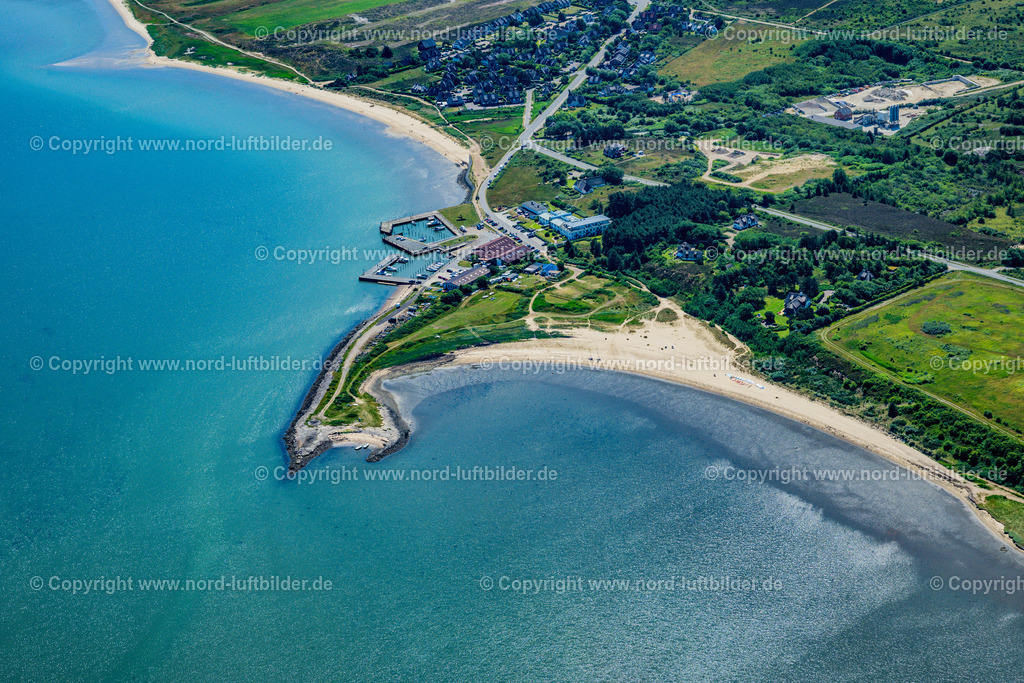 Sylt_Munkmarsch_ELS_6368210625 | MUNKMARSCH 21.06.2025 Yachthafen mit Sportboot- Anlegestellen und Bootsliegeplätzen am Uferbereich der Nordsee in Munkmarsch auf der Insel Sylt im Bundesland Schleswig-Holstein, Deutschland. // Pleasure boat marina with docks and moorings on the shore area northern sea in Munkmarsch at the island Sylt in the state Schleswig-Holstein, Germany. Foto: Martin Elsen