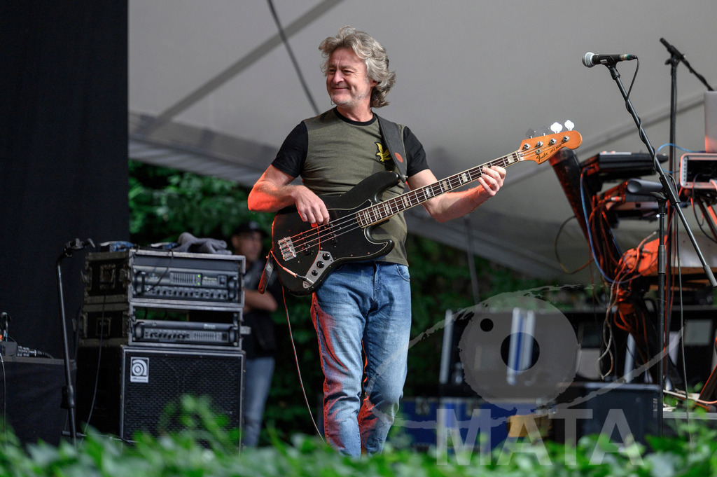 _DWI2392 | Craig Fletcher von John Lees' Barclay James Harvest live bei einem Konzert in Serenadenhof Nürnberg, 01.07.2023 - Realisiert mit Pictrs.com