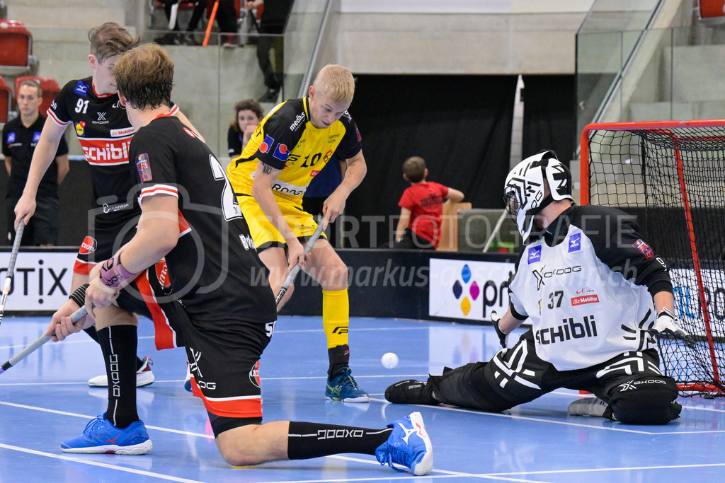HC Rychenberg vs UHC Uster - 14. October 2022 | HC Rychenberg vs UHC Uster
AXA Arena, Winterthur
Markus Lindgjerdet (#10 HC Rychenberg) verpasst vor Nicola Brütsch (#37 UHC Uster).
Bild: Sportfotografie Markus Aeschimann | www.markus-aeschimann.ch - Realisiert mit Pictrs.com