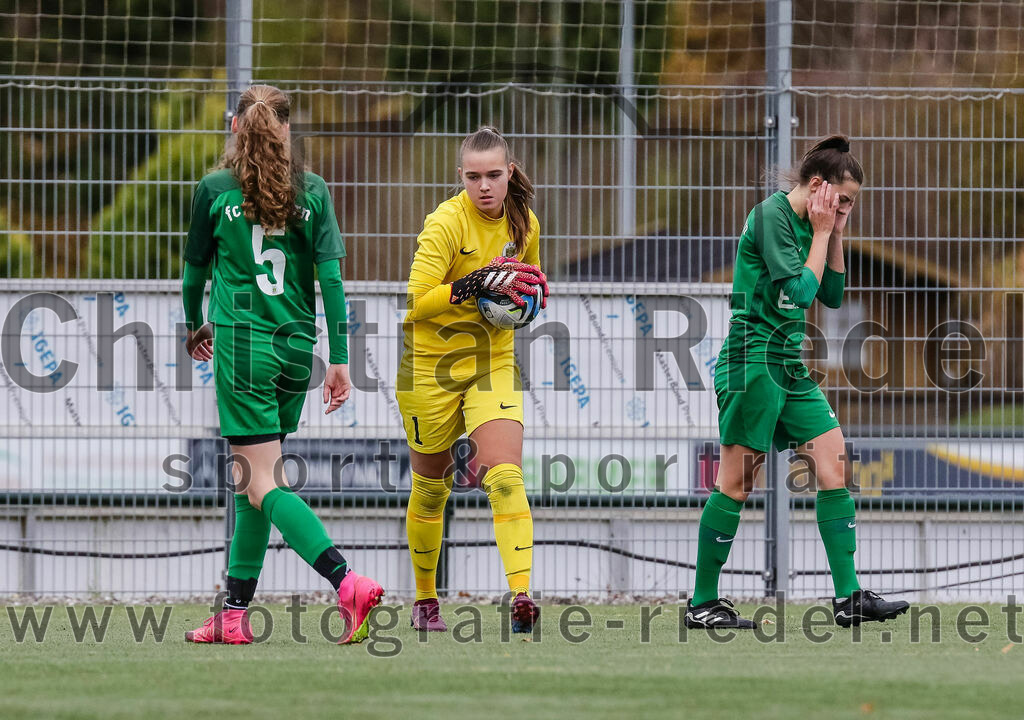 2023-11-19_057_FC_Langengeisling_gegen_FC_Forstern_II | Erding, Deutschland, 19.11.2023:
Fußball, Bezirksoberliga 2023 / 2024, 12. Spieltag, FC Langengeisling gegen FC Forstern II, Endergebnis: 3:0

Hannah Jünke (FC Forstern, #5), Torfrau Lily Koch (FC Forstern, #1), Sofia Baumgartner (FC Forstern, #2)

Foto: Christian Riedel / fotografie-riedel.net
