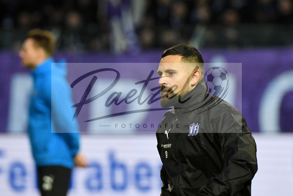 20200221_OSNAUE_0001 | Fussball, Herren: Marcos Alvarez (VfL Osnabrueck) schaut bei dem Spiel der 2. Bundesliga zwischen VfL Osnabrueck und FC Erzgebirge Aue im Stadion an der Bremer Bruecke am 21.02.2020 in Osnabrueck, Deutschland.DFB / DFL REGULATIONS PROHIBIT ANY USE OF PHOTOGRAPHS AS IMAGE SEQUENCES AND/OR QUASI-VIDEO. - Realisiert mit Pictrs.com