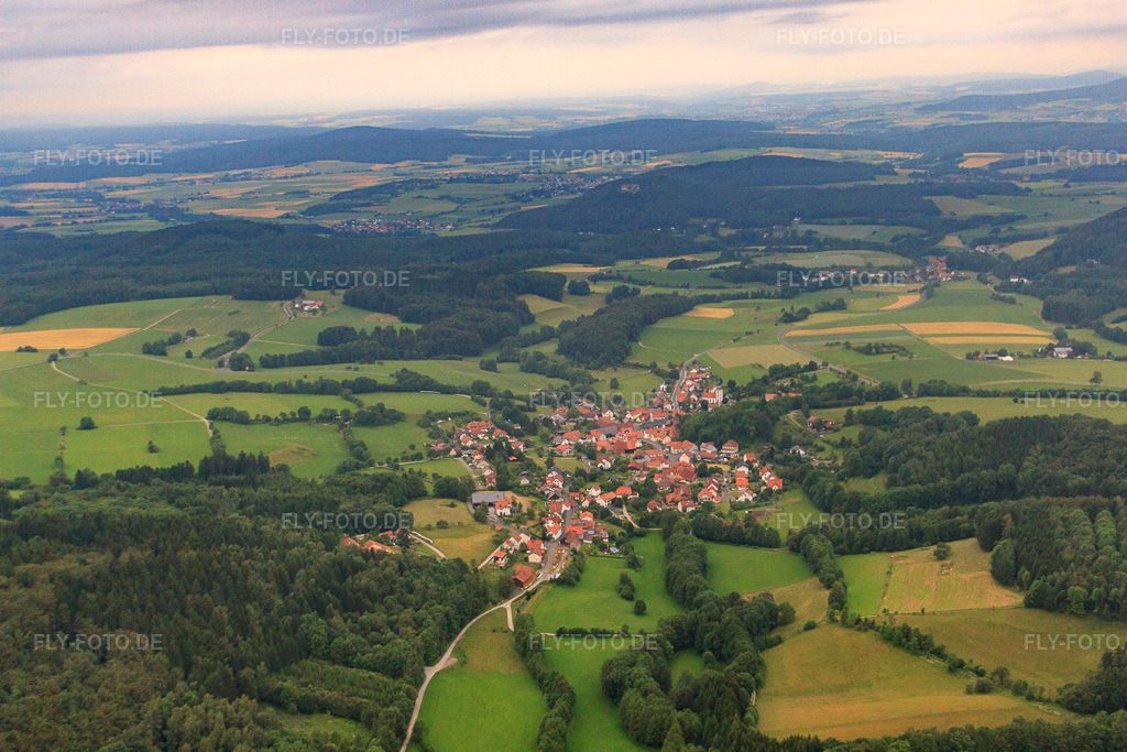 Luftbild: Ortsansicht von Südosten im Ortsteil Kleinsassen in Hofbieber im Bundesland Hessen in Deutschland. Foto: IMG_68407.jpg vom 21.06.2014 durch Werner Riehm/FLY-FOTO.de – Auflösung des Originals: 4752 x 3168 px