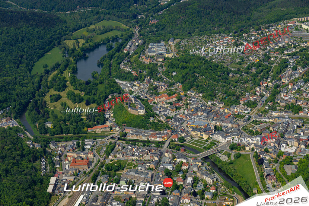 Das Luftbild der Stadt Greiz wurde 2022 vom Flugzeug heraus erstellt (keine Drohnen-Aufnahmen) Aufnahmehöhe ca.450 Meter- hohe Bildauflösung und Druck-Qualität. Garantiert!