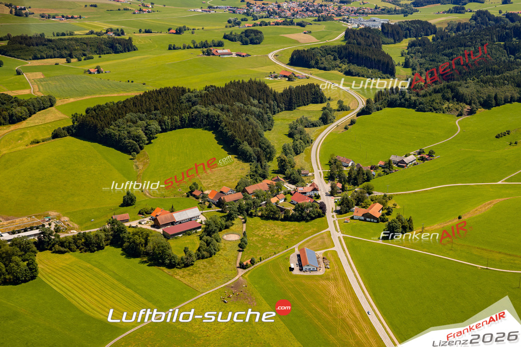 Das Luftbild zeigt : Hettisried Altusried - Die Luftaufnahme wurde 2024 vom UL-Flugzeug aus erstellt ( keine Drohne ) - Hochauflösende Luftaufnahme - Für grossformatige Ausdrucke geeignet. Die Geschenkidee !Mit Lizenz und Bildrechte bestellbar
