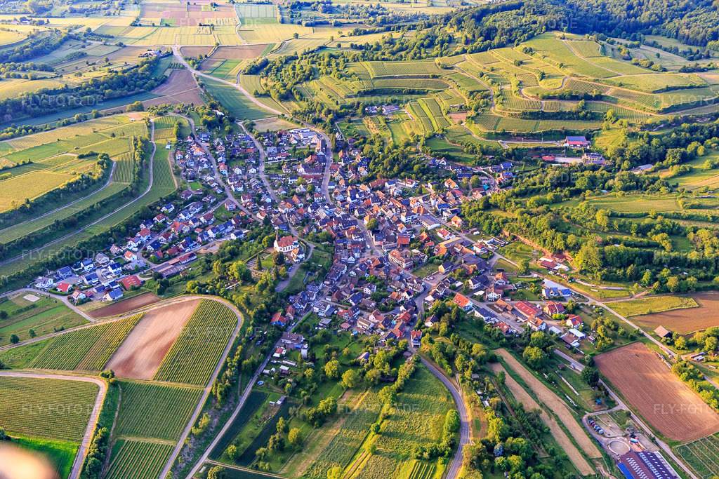 Luftbild: Winzerdorfansicht vom Ortsteil Nordweil aus Süden im Ortsteil Bombach in Kenzingen im Bundesland Baden-Württemberg in Deutschland. – Foto: IMG_147453.jpg vom 29.05.2025 durch Werner Riehm/FLY-FOTO.de – Auflösung des Originals: 5472 x 3648 px