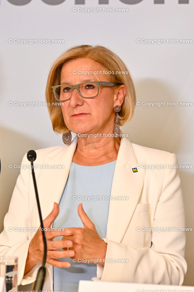 Pressekonferenz Land Ooe_ Oberoesterreich uebernimmt den Vorsitz in der Landeshauptleute-Konferenz_ 03.07.2024-50 | 03.07.2024, Linz, AUT, Pressekonferenz Land Ooe, Oberoesterreich uebernimmt den Vorsitz in der Landeshauptleute-Konferenz, im Bild Johanna Mikl-Leitner (VP, Landeshauptfrau Niederoesterreich)