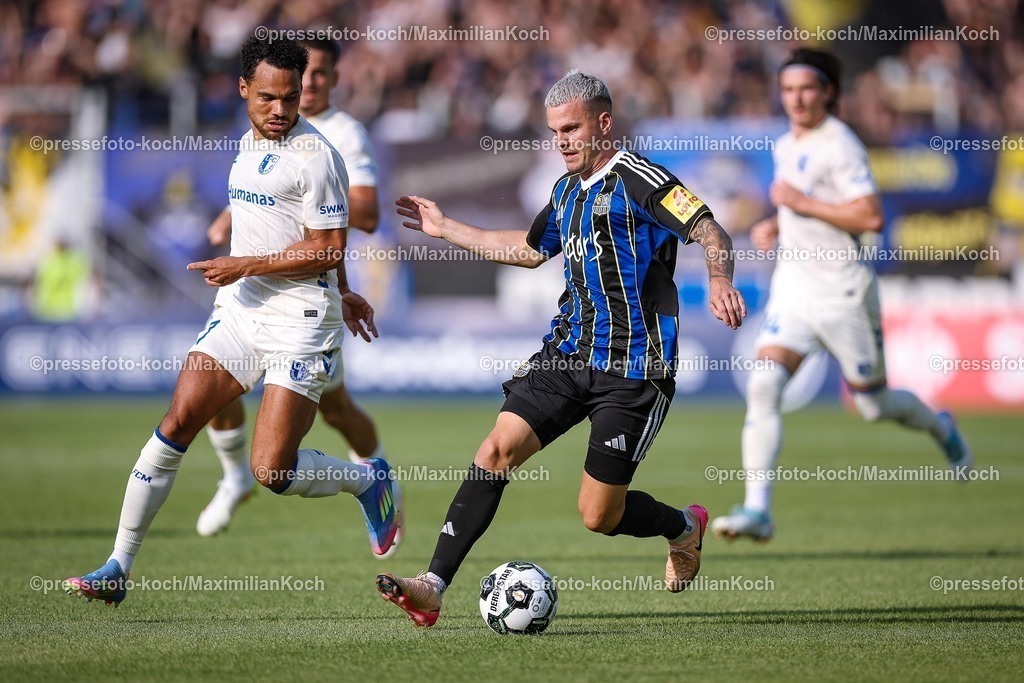 DFB15082501014 | 15.08.2025, Fußball, DFB-Pokal, 1. FC Saarbrücken - 1.FC Magdeburg, Ludwigsparkstadion, Saison 2025 2026: Herbert Bockhorn&nbsp;(1FC Magdeburg #07) im Zweikampf gegen  Florian Pick&nbsp;(1FC Saarbruecken #20)   DFB regulations prohibit any use of photographs as image sequences and or quasi-video.