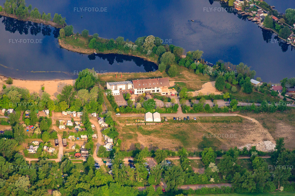 Luftbild: Hotel Darstein am Adriaweiher und Parlplatz zum Strandbad in Altrip im Bundesland Rheinland-Pfalz in Deutschland. – Foto: IMG_40493.jpg vom 24.04.2011 durch Werner Riehm/FLY-FOTO.de – Auflösung des Originals: 4752 x 3168 px – Hotel Darstein - Idyllisches Hotel am See in der Metropolregion Rhein-Neckar