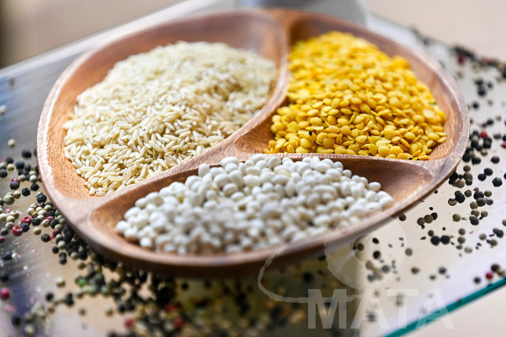 _DWI3646 | Das Herz der internationalen Bio-Branche schlug vom 26.–29.07.2022 für vier Tage in Nürnberg. Die BIOFACH, Weltleitmesse für Bio-Lebensmittel, und die VIVANESS, Internationale Fachmesse für Naturkosmetik, meldet sich mit der einmaligen „Summer Edition“ zurück. Groß war die Wiedersehensfreude der über 24.000 Fachbesucher aus 137 Ländern. Im Fokus: Der persönliche Austausch, Networking und vertiefte Gespräche zu den Themen der Zeit. Aber auch: Neuheiten und Trends entdecken und eintauchen mit allen Sinnen in die Produktvielfalt der 2.276 Aussteller aus 94 Ländern. Nürnberg, 29.07.2022 - Realisiert mit Pictrs.com