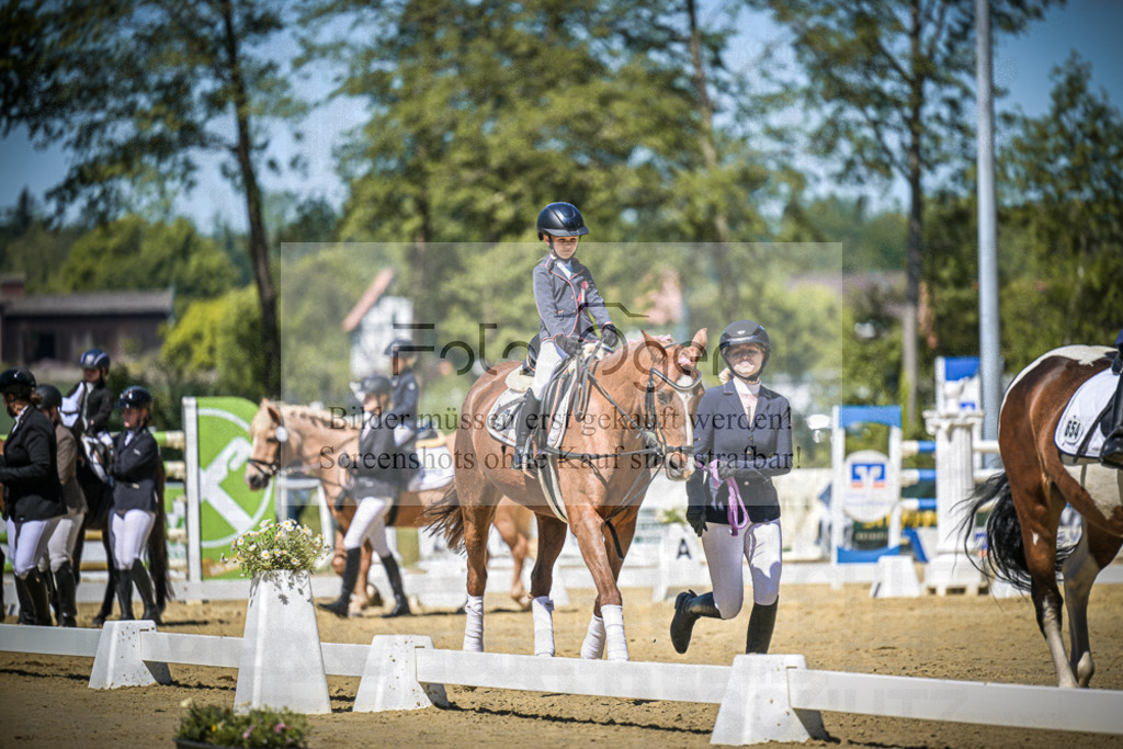 DOS_8803 | Entdecke hochwertige Reitturnierfotos von Foto Oger. Professionell, emotional und authentisch – jetzt Lieblingsmomente im Shop bestellen. - Realisiert mit Pictrs.com