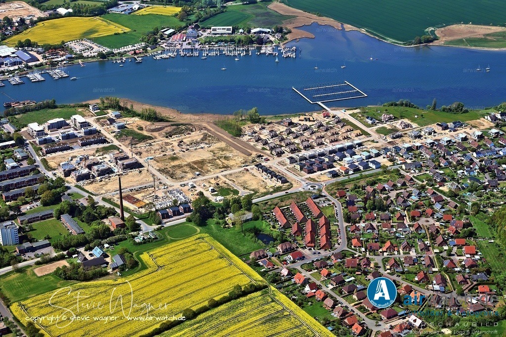 Luftbild Kappeln an der Schlei & Ellenberg | The facility operated until its decommissioning in December 2003. After its closure, the site fell into disrepair, suffering from vandalism and decay. In 2011, the extensive barracks area was sold to a private investor with plans for revitalization. The redevelopment project, named "Schlei-Terrassen", involves constructing single-family homes and terraced houses on the former military grounds. Despite good structural conditions, large parts of the buildings were demolished by September 2019, and public access was restricted from early 2015 onwards.