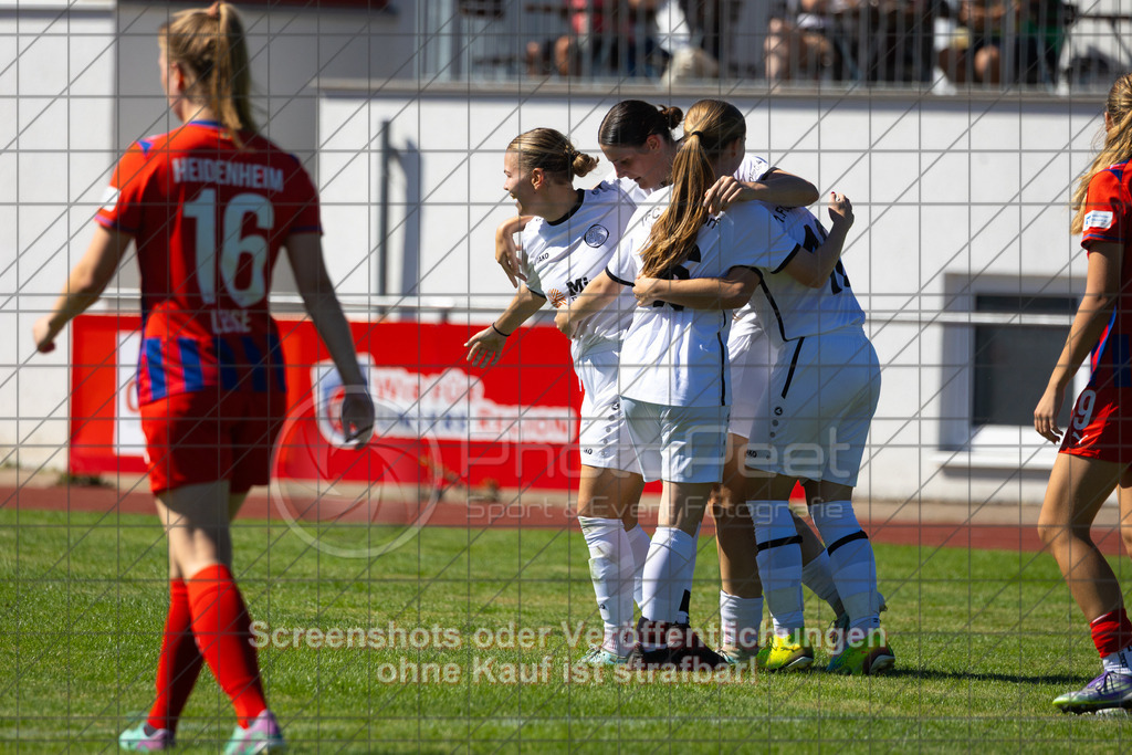 20260906_120652_0121_(c)_by_PhotoPeet | #,1.FC Donzdorf (weiß) vs. 1.FC Heidenheim 1846 (rot), Fußball, Frauen-Verbandspokal Gruppe 2, 2. Runde, Saison 2026/2027, Rasenplatz Lautertal Stadion, Süßener Straße 16, 73072 Donzdorf, 06.09.2026 - 11:00 Uhr,Foto: PhotoPeet / Sport- &amp; Eventfotografie / Peter Harich