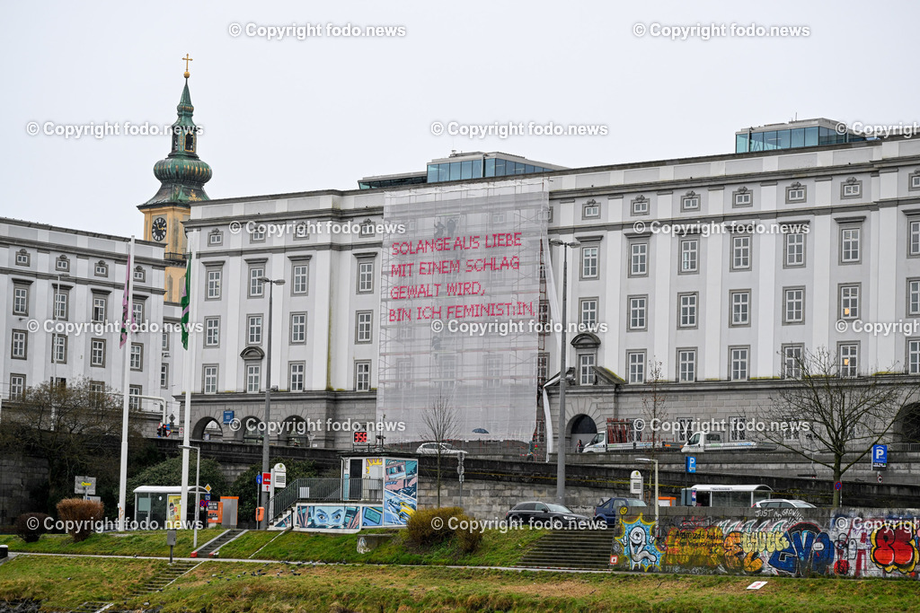 50 Jahre Kunstuniversitaet Linz - Enthuellung des feministischen Kunstprojekts_ 14.03.2023-9 | 14.03.2023, Linz, AUT, 50 Jahre Kunstuniversitaet Linz - Enthuellung des feministischen Kunstprojekts, im Bild Enthuellung des Transparent - 

SOLANGE AUS LIEBE MIT EINEM SCHLAG GEWALT WIRD, BIN ICH FEMINISTIN