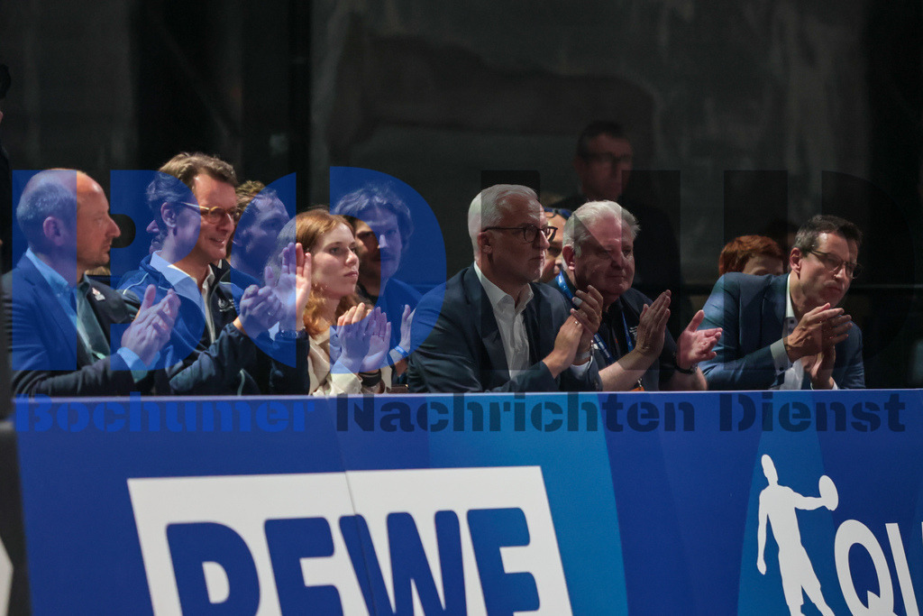 SES_TTG3X320250717-197 | bond - Realisiert mit Pictrs.com