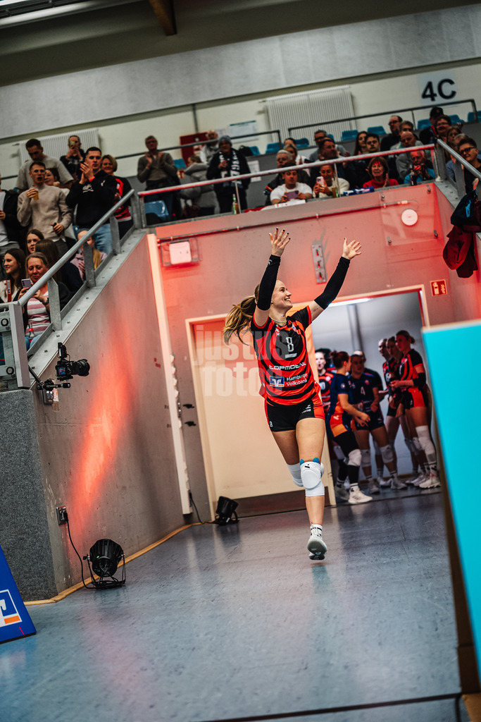 Volleyball | Frauen | Saison 2025/2026 | Volleyball Bundesliga | ETV Hamburger Volksbank Volleys vs. Dresdner SC | 15.11.2025 | Zoe Konjer (#8, ETV Hamburger Volksbank Volleys) läuft in die Arena ein