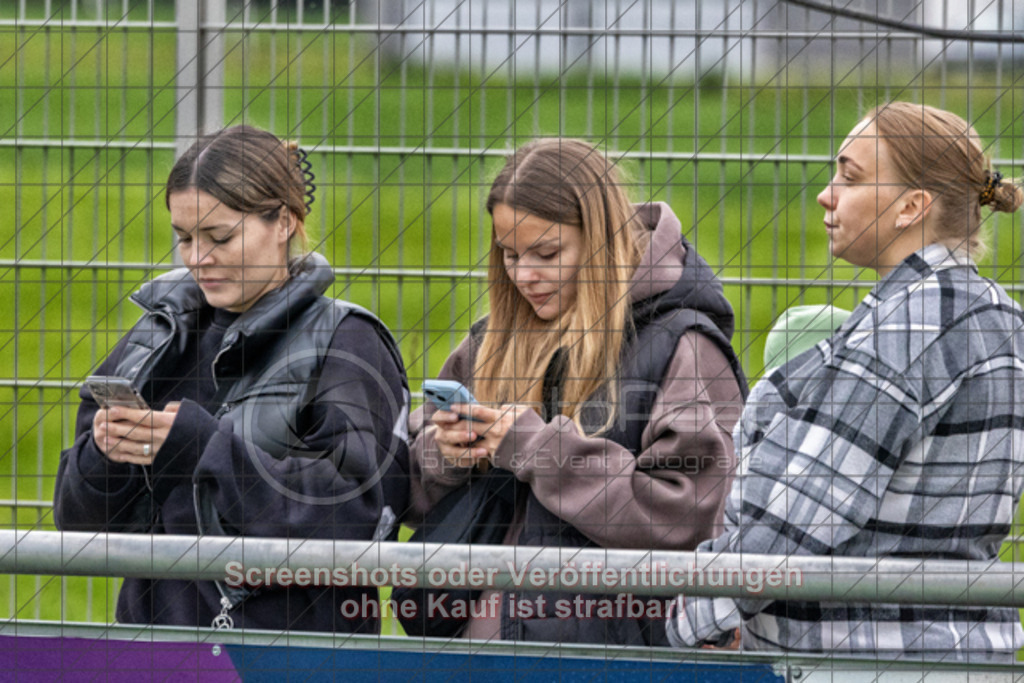 20251012_171401_0187-Bearbeitet | #,1.FC Heiningen (gelb) vs. SV Ebersbach (rot), Fußball, Bezirksliga - Bezirk Neckar/Fils, 08. Spieltag, Saison 2025/2026, Kunstrasenplatz, Sportzentrum Heiningen, Krautgarten 1,73092 Heiningen, 12.10.2025 - 15:30 Uhr,Foto: PhotoPeet-Sportfotografie/Peter Harich