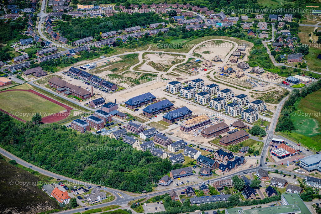 Sylt_List_Ehemals_Kaserne_Neubaugebiet_ELS_1353210625 | LIST AUF SYLT 21.06.2025 Baustelle zur Sanierung und zum Umbau des Gebäudekomplex der ehemaligen Kaserne zu einer Mehrfamilienhauswohnanlage " Dünenpark List auf Sylt " an der Straße Querdünenpfad in List auf Sylt im Bundesland Schleswig-Holstein, Deutschland. Weiterführende Informationen bei: BIG BAU Investitionsgesellschaft mbH,  DSK - BIG Deutsche Stadt- und Grundstücksentwicklungsgesellschaft mbH & Co. KG,  DSK Deutsche Stadt- und Grundstücksentwicklungsgesellschaft mbH & CO. KG. // Construction site for the renovation and conversion of the former barracks building complex into an apartment building complex" Duenenpark List auf Sylt " on street Querduenenpfad in List auf Sylt in the state Schleswig-Holstein, Germany. Further information at: BIG BAU Investitionsgesellschaft mbH,  DSK - BIG Deutsche Stadt- und Grundstuecksentwicklungsgesellschaft mbH & Co. KG,  DSK Deutsche Stadt- und Grundstuecksentwicklungsgesellschaft mbH & CO. KG. Foto: Martin Elsen