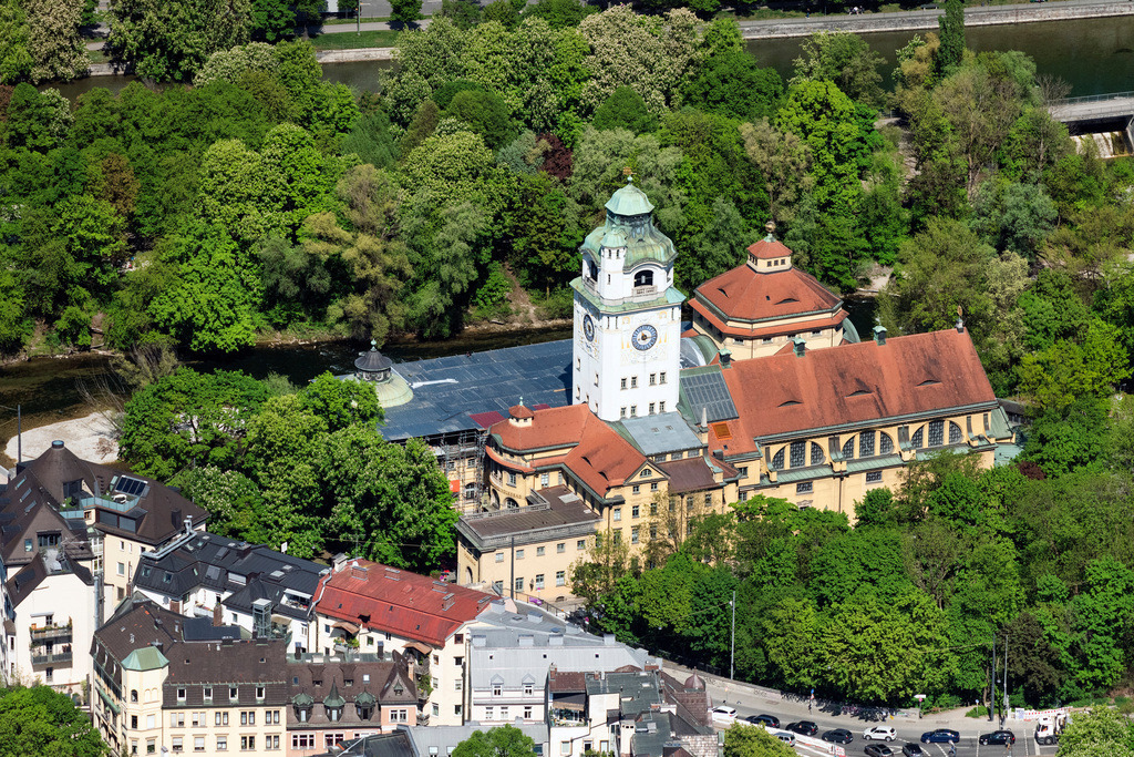 dr__0064071.jpg | MüNCHEN 29.04.2025 Barockes Hallenbad Müllersches Volksbad an der Isar in München im Bundesland Bayern. Das Müller'sche Volksbad ist ein neubarocker Jugendstilbau nach einem Entwurf von Carl Hocheder.  Es zwischen Isar und Auer Mühlbach in unmittelbarer Nähe des Deutschen Museums und der Ludwigsbrücke. // Baroque indoor pool Mueller Volksbad at the Isar in Munich in the state Bavaria. The Muller's Public Baths is a neo-Baroque Art Nouveau building designed by Carl Hocheder. Foto: Daniel Reiter