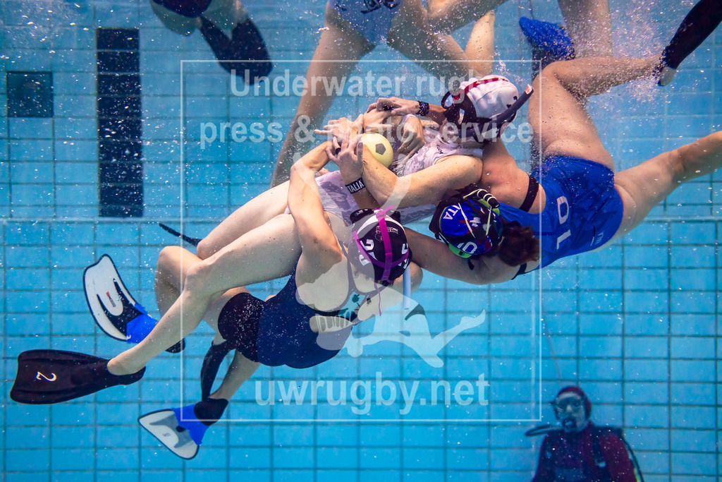 GER, Azzurra Florenz (Italien) vs. Helvetia (Schweiz), Damen, Unterwasser-Rugby, Champions Cup 2024,  24.11.2024 | Sarah Glenn (Helvetia, #02) wird von zwei italienschen Spiellerinnen angegriffen. Valentina Anichini (Azzura, #10) und Elena Rosato (Azzura, #25). - Realisiert mit Pictrs.com