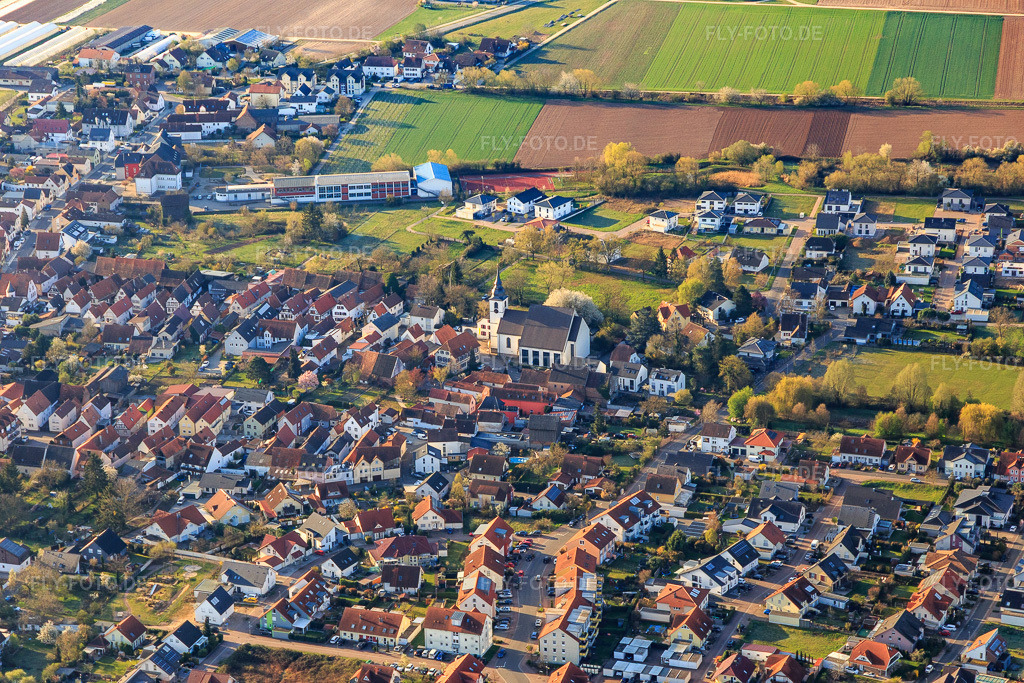 Luftbild: Pfarrwiesen mit Kirche St. Josef und Grundschule in Offenbach an der Queich im Bundesland Rheinland-Pfalz in Deutschland. Foto: IMG_126398.jpg vom 04.04.2021 durch Werner Riehm/FLY-FOTO.de