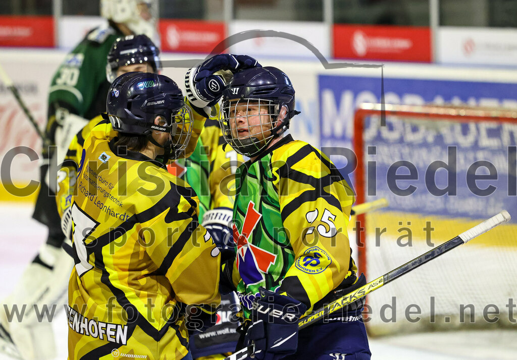 2022-12-16_043_TSV_Erding_gegen_EC_Pfaffenhofen | Erding, Deutschland, 16.12.2022:
Eishockey, Bayernliga 2022 / 2023, 21. Spieltag, TSV Erding gegen EC Pfaffenhofen, Endergebnis: 14:1

Luis Pfab (EC Pfaffenhofen, #3), Simon Heß (EC Pfaffenhofen, #25)

Foto: Christian Riedel / fotografie-riedel.net