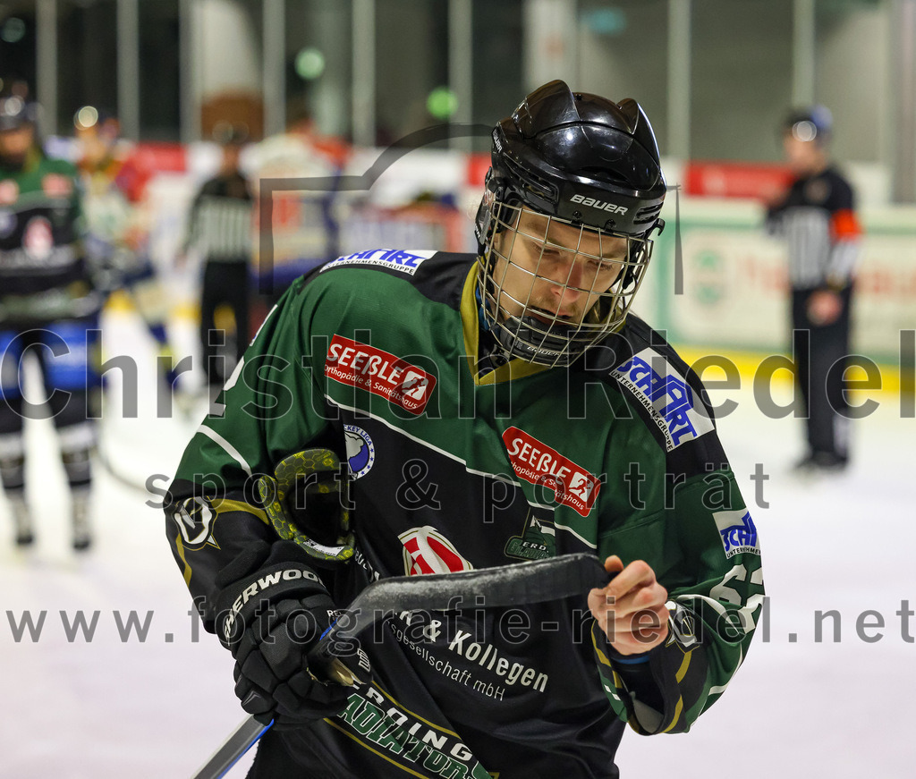 2022-12-09_140_TSV_Erding_gegen_EHC_Waldkraiburg | Erding, Deutschland, 09.12.2022:
Eishockey, Bayernliga 2022 / 2023, 19. Spieltag, TSV Erding gegen EHC Waldkraiburg, Endergebnis: 9:2

Michael Franz (Erding Gladiators, #62)

Foto: Christian Riedel / fotografie-riedel.net