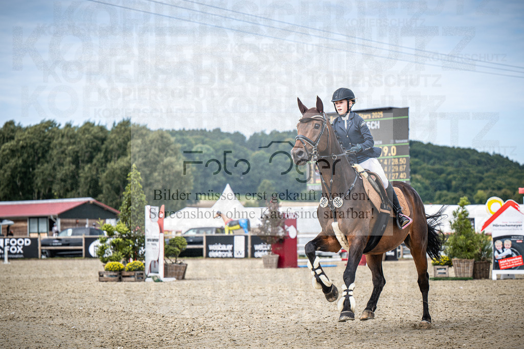 DOS_9028 | Entdecke hochwertige Reitturnierfotos von Foto Oger. Professionell, emotional und authentisch – jetzt Lieblingsmomente im Shop bestellen.Deutschlandweite Turnierfotografie. - Realisiert mit Pictrs.com