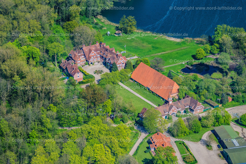 Barkelsby_Gut_Hemmelmark_ELS_0543010524 | BARKELSBY 01.05.2024 Gebäude und Gutshaus des Landgut " Hemmelmark " an der Straße Gut Hemmelmark in Barkelsby im Bundesland Schleswig-Holstein, Deutschland. // Building and manor house of the farmhouse on street Gut Hemmelmark in Barkelsby in the state Schleswig-Holstein, Germany. Foto: Martin Elsen