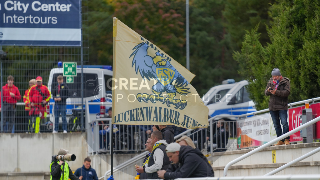 Fußball, Herren, Saison 2025/2026, Regionalliga Nordost, 11. Spieltag, FSV 63 Luckenwalde vs. FC Carl-Zeiss Jena, Samstag 05.10.2025, Werner-Seelenbinder-Stadion Luckenwalde, | Fußball, Herren, Saison 2025/2026, Regionalliga Nordost, 11. Spieltag, FSV 63 Luckenwalde vs. FC Carl-Zeiss Jena, Samstag 05.10.2025, Werner-Seelenbinder-Stadion Luckenwalde, Im Bild: Eine Fahne der Luckenwalder Fans mit der Aufschrift "Luckenwalder Jungs" - Realisiert mit Pictrs.com