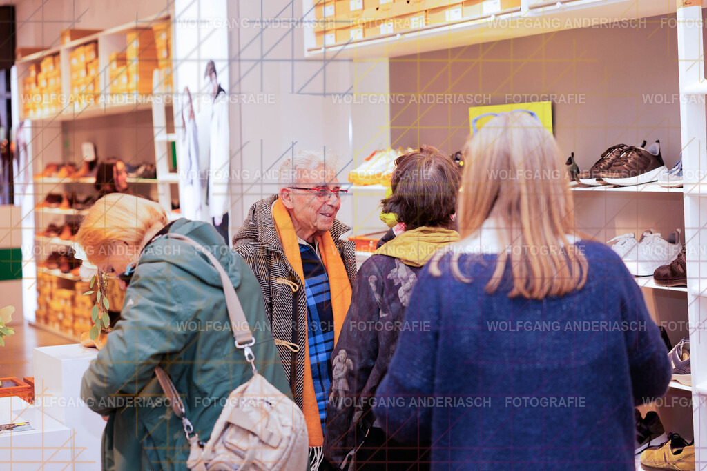 20251130-104807_Schmuck_R3A_0187_wa | Eine besondere Vernissage mitten im Flagship-Store von BÄR Schuhe in Frankfurt: Schmuck trifft auf orthopädische Schuhkunst, Design auf Wohlgefühl. Zwischen funkelnden Details und anatomischer Präzision entstand ein Abend voller Stil, Inspiration und echter Handwerksqualität. Ein herzliches Dankeschön an Alexandra Feirer für die großartige Gastfreundschaft und diesen stimmungsvollen Rahmen. - Realisiert mit Pictrs.com